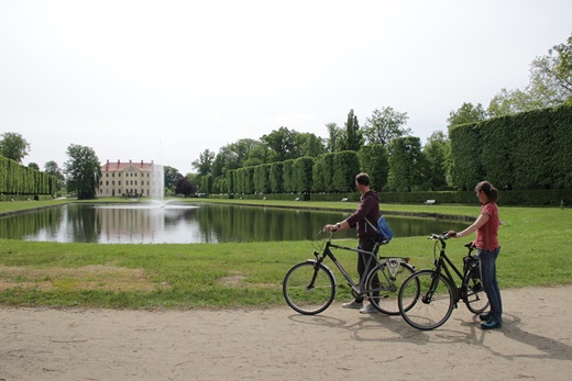 Radfahrer vor dem Palais in Zabeltitz